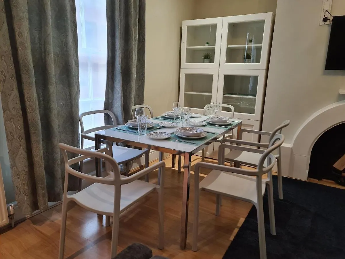 Stylish 2 Bedroom Apartment, Leeds Centre + Free Parking 0*, Leeds (West Yorkshire)