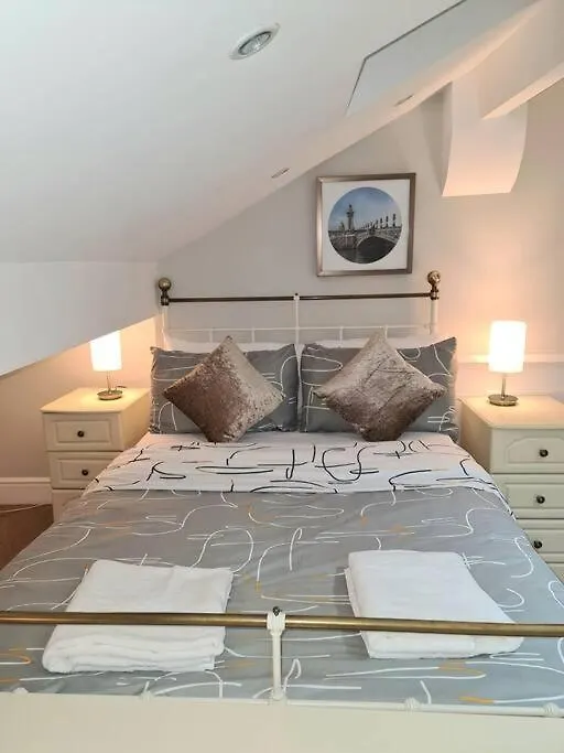Stylish 2 Bedroom Apartment, Leeds Centre + Free Parking