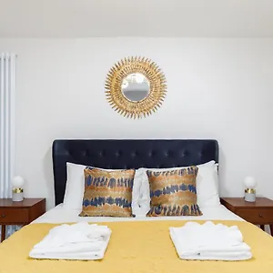 Finch Lodge, A Boutique Private Retreat Apartment Brighton
